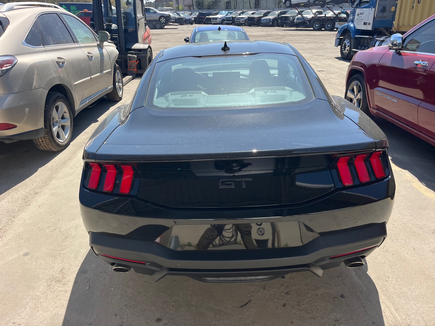Ford Mustang GT 2025 po převozu na terminál v Savannah