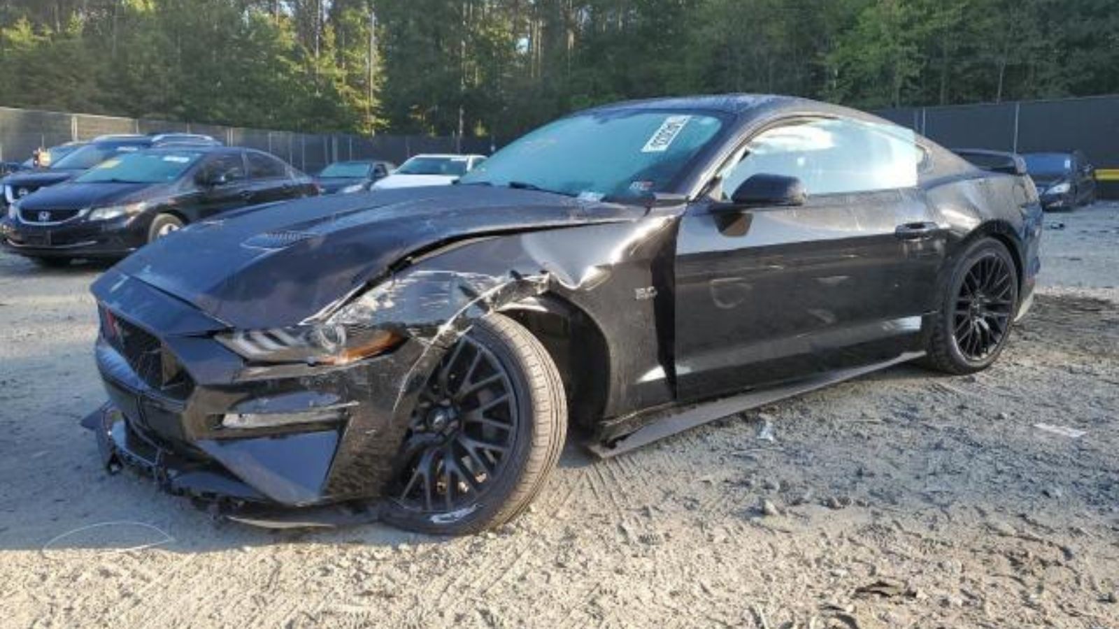 Poškozený Ford Mustang v americké aukci