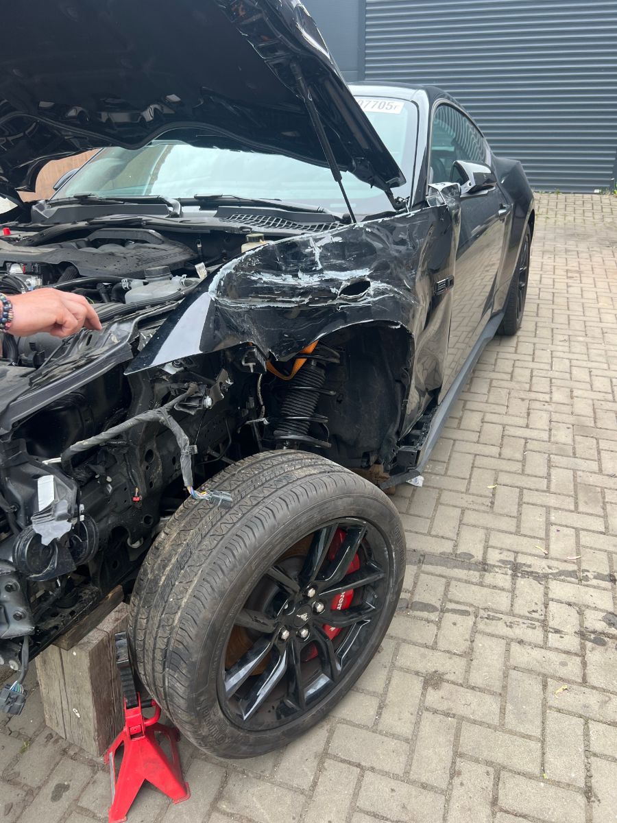Detail poškozené přední části Fordu Mustang před opravou